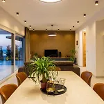 In 45076 فيلة